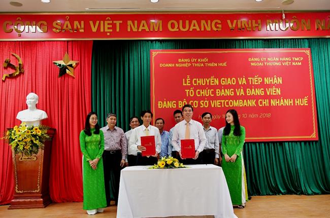 Đảng bộ Vietcombank tiếp nhận tổ chức Đảng và Đảng viên Đảng bộ cơ sở Vietcombank Huế