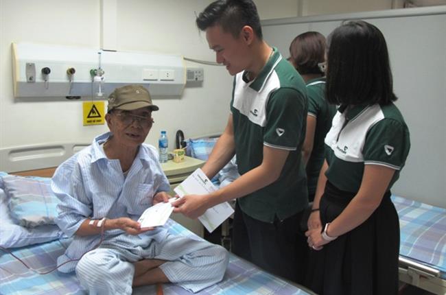 Đoàn thanh niên Trụ sở chính Vietcombank tặng quà cho các thương bệnh binh đang điều trị tại Viện Huyết học Truyền máu TW