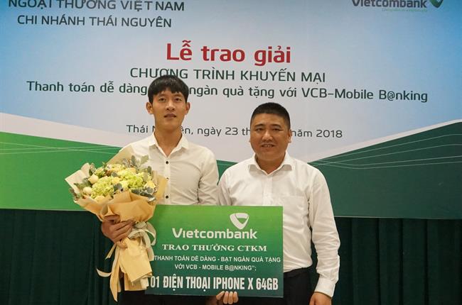 Vietcombank Thái Nguyên trao giải chương trình “Thanh toán dễ dàng – Bạt ngàn quà tặng với VCB – Mobile B@nking”