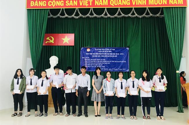 Vietcombank tham gia Đoàn thăm và trao 200 suất học bổng Nguyễn Hữu Thọ cấp 2,3 cho học sinh sinh viên có hoàn cảnh khó khăn tại huyện Cần Giờ