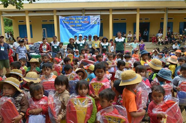 Vietcombank Dung Quất tổ chức Chương trình "Đồng hành cùng em đến trường năm 2018"