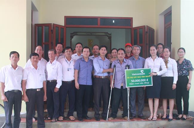 Vietcombank Phố Hiến tổ chức trao tặng nhà tình nghĩa cho gia đình thương binh