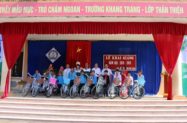 Vietcombank Hạ Long với chương trình :"Xe đạp đến trường - San sẻ yêu thương"