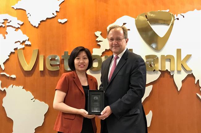 Vietcombank đạt Giải thưởng Chất lượng Thanh toán Xuất sắc cho năm 2017-2018 do Wells Fargo Bank trao tặng