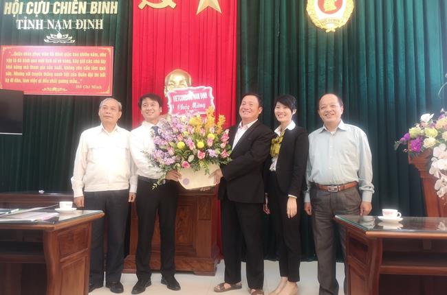  Vietcombank Nam Định tặng 50 suất quà cho các thương bệnh binh tại tỉnh Nam Định nhân dịp ngày thành lập Quân đội Nhân dân Việt Nam - 22/12/2018