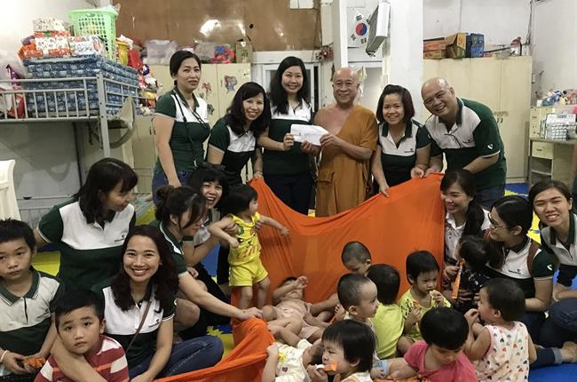 Công đoàn và ĐTN Vietcombank TP.HCM tặng quà trẻ em khuyết tật, không nơi nương tựa nhân dịp Tết 2019