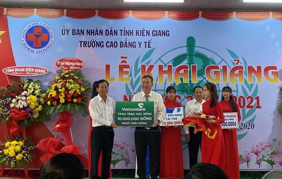 vietcombank kiên giang trao học bổng cho trường cao đẳng y tế kiên giang vietcombank kiên giang trao học bổng cho trường cao đẳng y tế kiên giang