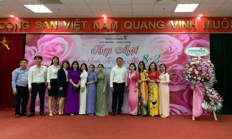 Ban Giám đốc Vietcombank Vĩnh Long chúc mừng các cán bộ nữ của chi nhánh nhân ngày Quốc tế Phụ nữ 8-3