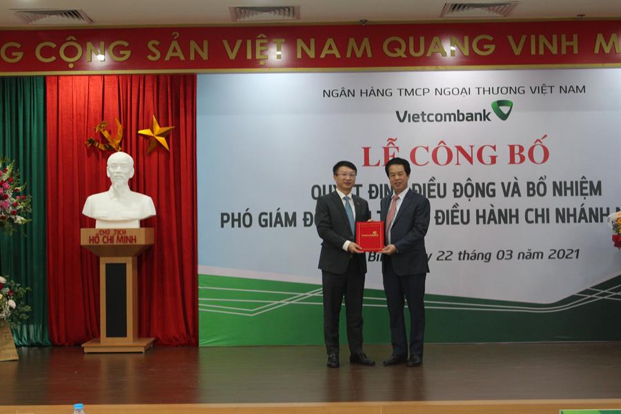 Ông Nguyễn Mỹ Hào - Ủy viên BTV Đảng ủy, Thành viên HĐQT Vietcombank (bên phải) trao quyết định bổ nhiệm lại chức vụ Phó Giám đốc Vietcombank Ninh Bình cho ông Đinh Mạnh Tuân