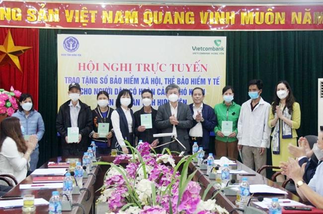 Vietcombank Hưng Yên trao tặng sổ Bảo hiểm xã hội và thẻ Bảo hiểm y tế cho gia đình có hoàn cảnh khó khăn trên địa bàn tỉnh