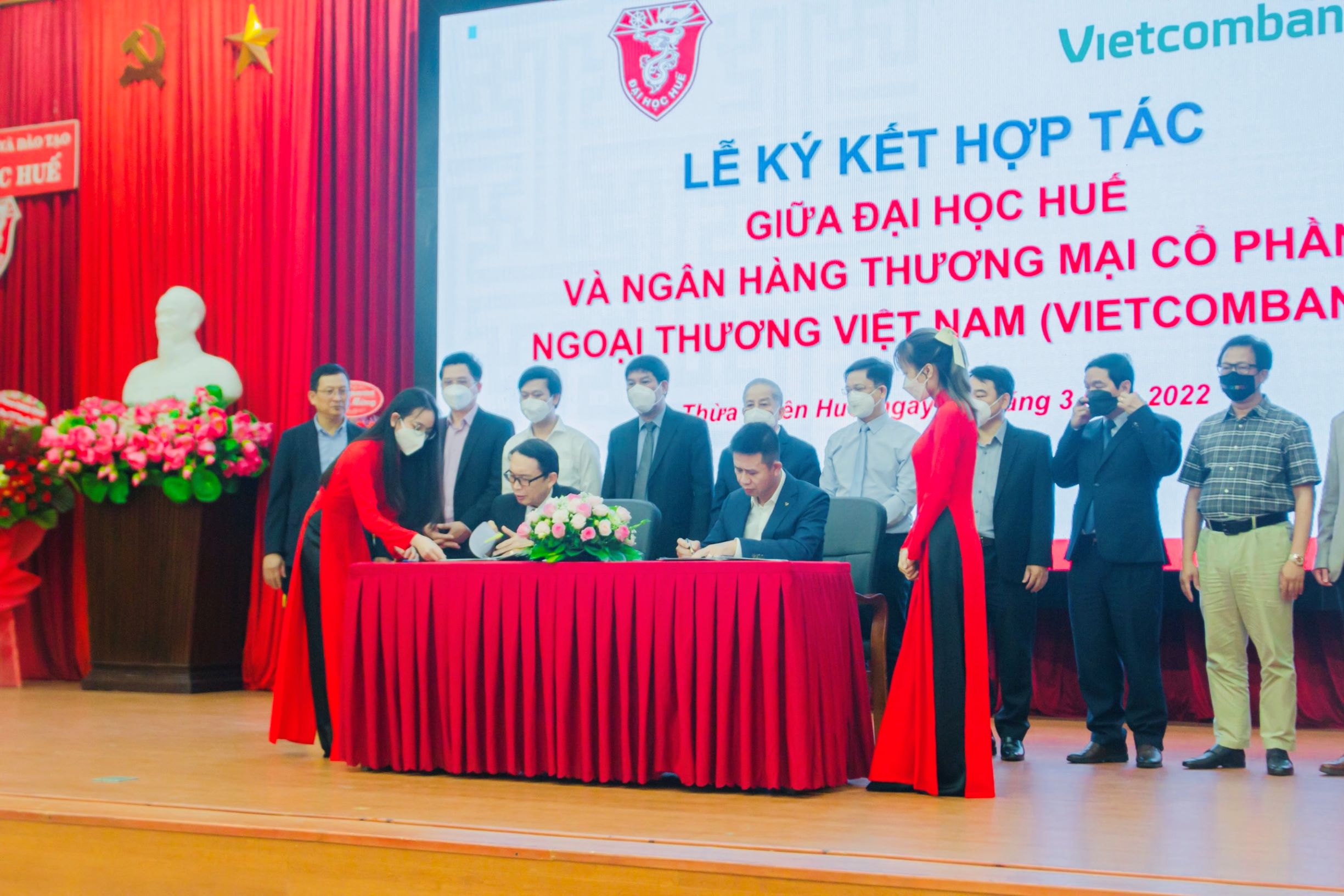 Vietcombank Huế ký thỏa thuận hợp tác với Đại học Huế