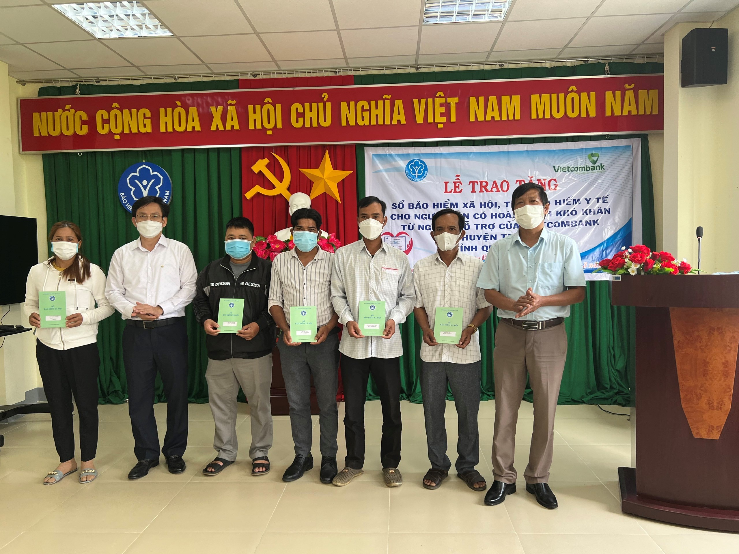 Vietcombank Quảng Ngãi trao tặng sổ bảo hiểm xã hội, thẻ bảo hiểm y tế cho người dân có hoàn cảnh khó khăn