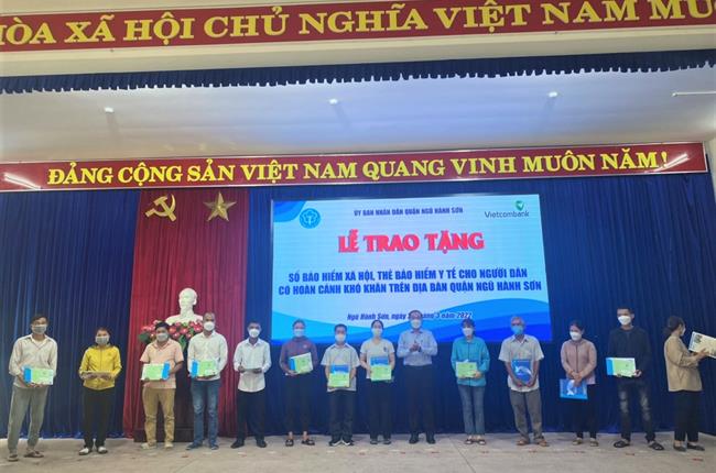Vietcombank Đà Nẵng trao tặng sổ bảo hiểm xã hội, thẻ bảo hiểm y tế cho người dân có hoàn cảnh khó khăn