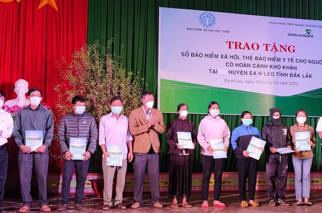 Vietcombank Đắk Lắk trao tặng sổ BHXH, thẻ BHYT cho người dân có hoàn cảnh khó khăn trên địa bàn tỉnh Đắk Lắk