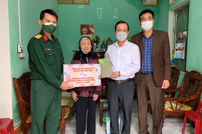 Vietcombank Chí Linh trao quà cho Mẹ Việt Nam anh hùng, người có công với Cách mạng và nạn nhân chất độc da cam 