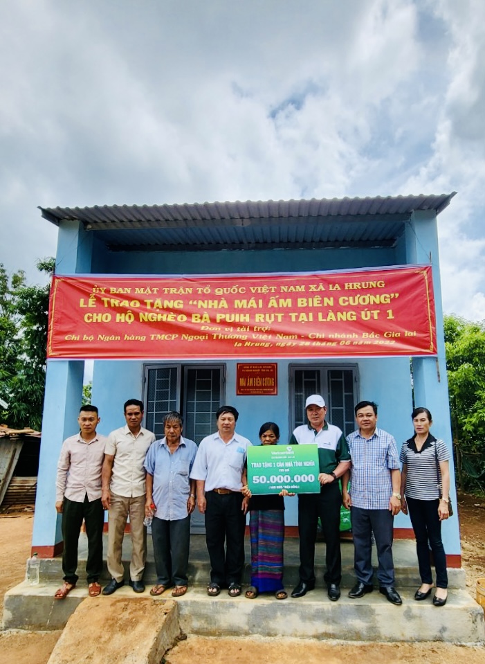 Vietcombank Bắc Gia Lai trao tặng 1 căn nhà tình nghĩa cho hộ nghèo đặc biệt khó khăn 