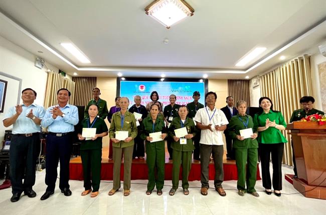 Vietcombank tặng sổ tiết kiệm cho cựu thanh niên xung phong tỉnh Quảng Trị và hỗ trợ sửa chữa, nâng cấp các nghĩa trang trên địa bàn tỉnh