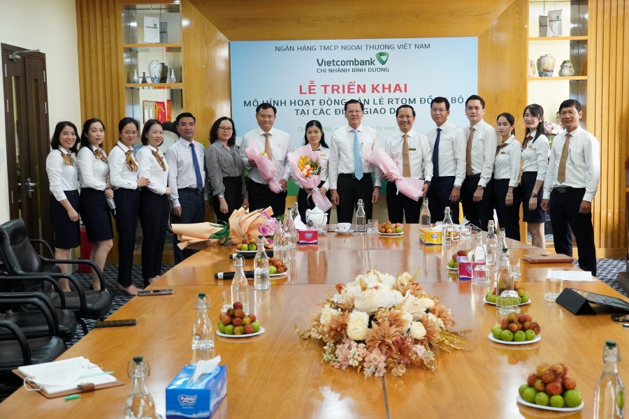 Triển khai đồng bộ mô hình bán lẻ RTOM tại các điểm giao dịch Vietcombank Bình Dương