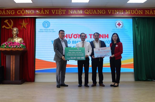 Vietcombank Chí Linh trao tặng thẻ bảo hiểm y tế cho người dân có hoàn cảnh khó khăn 