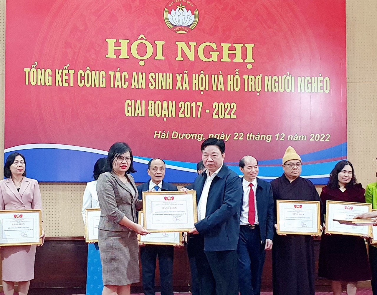Vietcombank Hải Dương nhận bằng khen về công tác an sinh xã hội giai đoạn 2017-2022