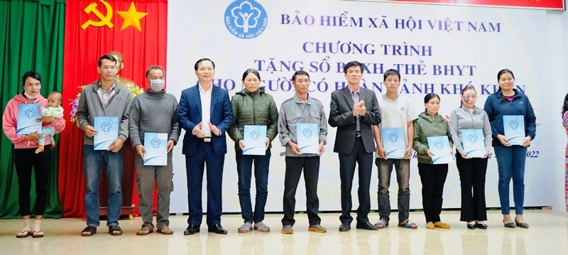 Vietcombank Đắk Lắk trao sổ BHXH và thẻ BHYT cho người dân có hoàn cảnh khó khăn