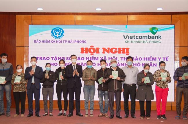 Vietcombank Hải Phòng trao tặng sổ BHXH, thẻ BHYT cho các cá nhân có hoàn cảnh khó khăn tại địa bàn thành phố Hải Phòng