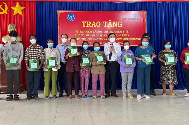 Vietcombank Vũng Tàu phối hợp với BHXH tỉnh Bà Rịa – Vũng Tàu trao tặng sổ bảo hiểm xã hội, thẻ bảo hiểm y tế