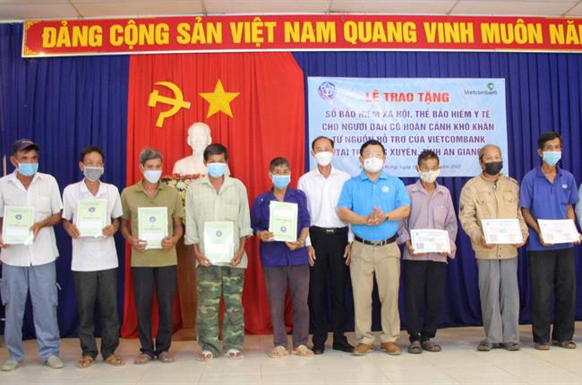 Vietcombank trao tặng sổ bảo hiểm xã hội, thẻ bảo hiểm y tế cho người dân tại các xã vùng sâu, vùng xa tỉnh An Giang