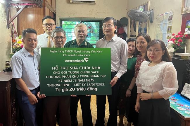 Vietcombank Hoàn Kiếm hỗ trợ chi phí sửa chữa nhà cho đối tượng chính sách nhân dịp kỷ niệm 75 năm Ngày Thương binh - Liệt sỹ 27/07