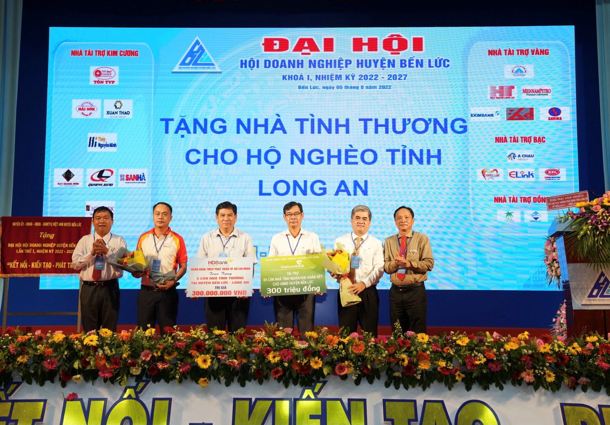 Vietcombank Long An trao tặng 5 căn nhà tình nghĩa trị giá 300 triệu đồng 
