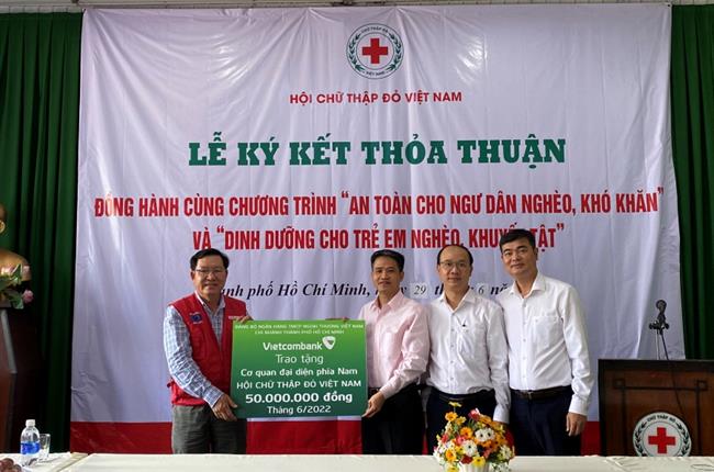 Đảng ủy Vietcombank TP. Hồ Chí Minh trao tặng 50 triệu đồng hỗ trợ chương trình “Dinh dưỡng cho trẻ em nghèo, khuyết tật”