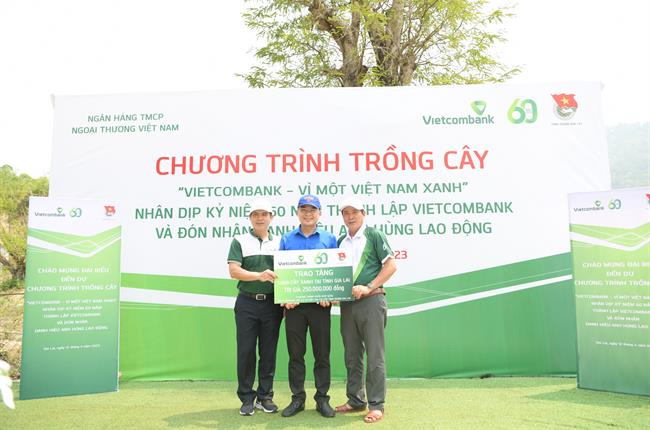 Vietcombank Gia Lai và Bắc Gia Lai trao tặng 1000 cây xanh trị giá 250 triệu đồng cho tỉnh Gia Lai