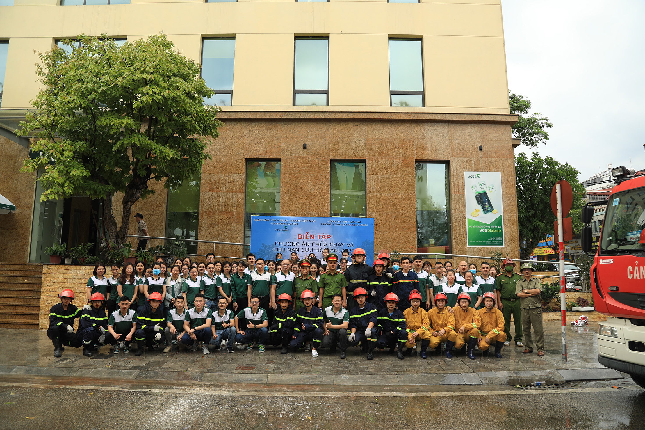 Vietcombank Lào Cai tổ chức diễn tập phòng cháy chữa cháy và cứu nạn cứu hộ năm 2023