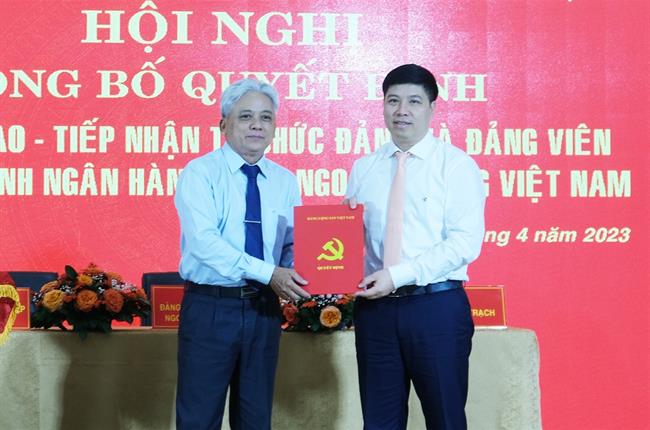 Hội nghị chuyển giao tiếp nhận tổ chức Đảng và đảng viên thuộc 3 tổ chức cơ sở Đảng Vietcombank trên địa bàn tỉnh Đồng Nai
