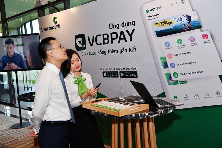 Tổng Giám đốc Vietcombank Phạm Quang Dũng tham quan trải nghiệm ứng dụng VCBPAY