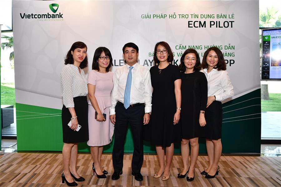 Chủ tịch HĐQT Vietcombank Nghiêm Xuân Thành cùng các Trưởng phòng Khối Bán lẻ