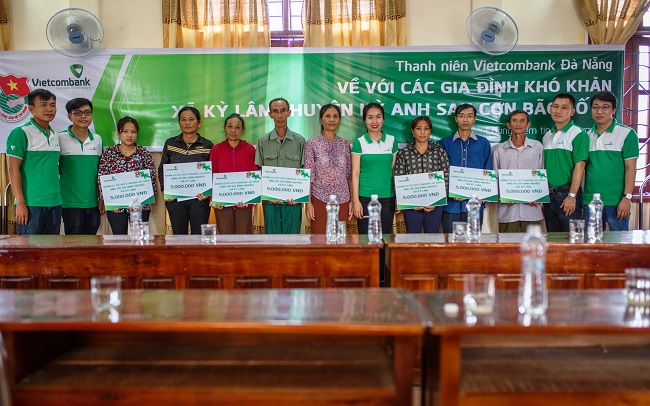 Vietcombank Đà Nẵng ủng hộ những gia đình khó khăn tại tỉnh Hà Tĩnh khắc phục hậu quả sau cơn bão số 10