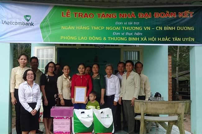 Vietcombank Bình Dương tiếp tục trao tặng nhà đại đoàn kết cho các hộ nghèo
