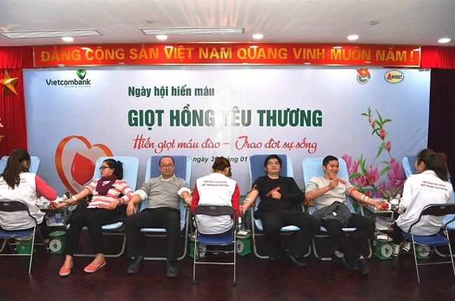 Cán bộ Vietcombank hiến 235 đơn vị máu trong ngày hội hiến máu “giọt hồng yêu thương” dịp giáp tết đinh dậu 2017