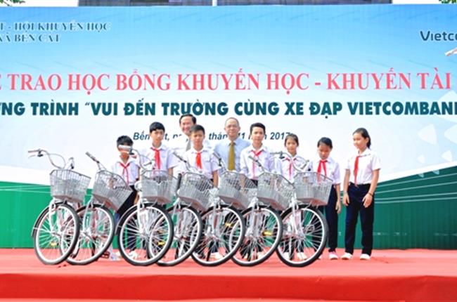 Vietcombank bắc Bình Dương tặng 150 xe đạp cho học sinh nghèo