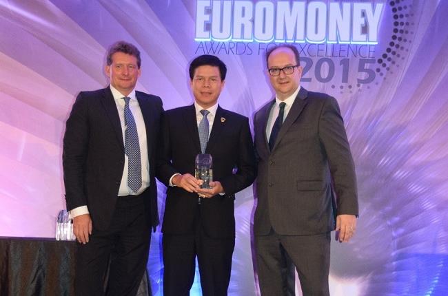 Vietcombank nhận giải thưởng “Ngân hàng tốt nhất Việt Nam năm 2015” do Tạp chí Euromoney trao tặng