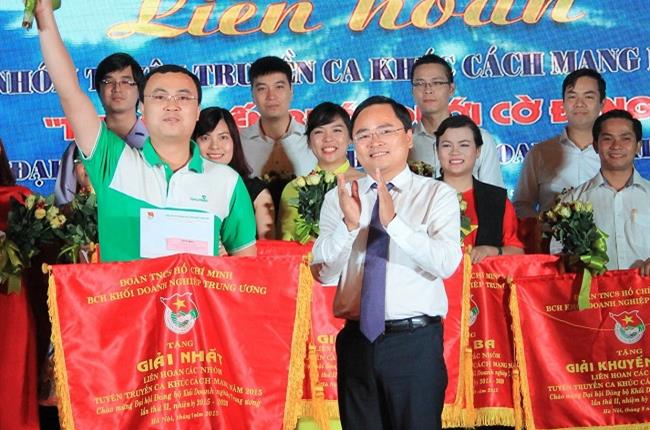 Đoàn thanh niên Vietcombank đạt giải nhất “tự hào tiến bước dưới cờ đảng”