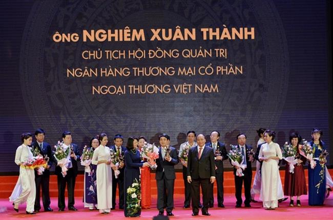 Chủ tịch hội đồng quản trị Vietcombank nhận danh hiệu doanh nhân Việt Nam tiêu biểu 2016 - cúp thánh gióng