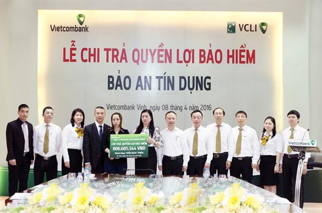 Vietcombank Vinh  và VCLI chi trả hơn 800 triệu đồng quyền lợi bảo hiểm Bảo an Tín dụng cho khách hàng