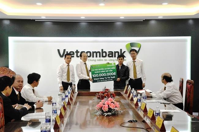 Vietcombank Gia Lai và VCLI chi trả 100 triệu đồng quyền lợi bảo hiểm khách hàng vay vốn