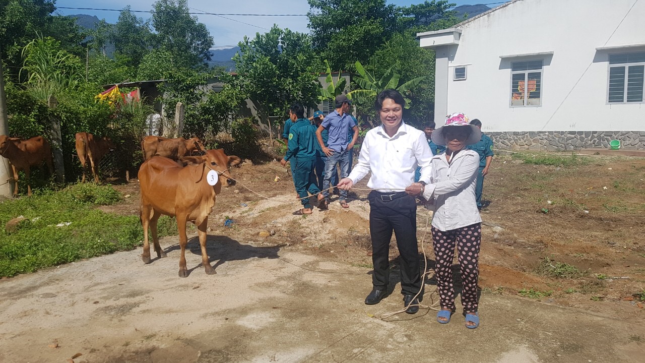 Vietcombank Khánh Hòa tham gia Chương trình tặng bò giống cho hộ nghèo tại xã Sơn Thái - Huyện Khánh Vĩnh – Tỉnh Khánh Hòa
