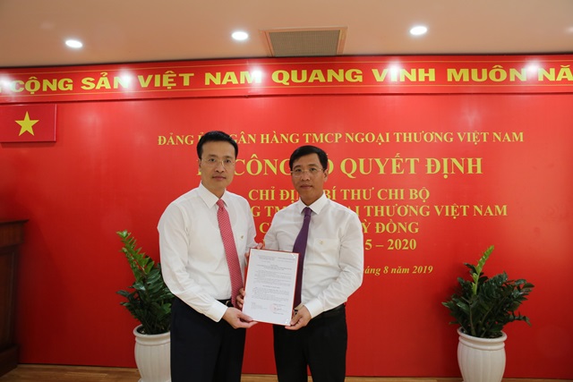 Đảng ủy Vietcombank công bố Quyết định chỉ định chức vụ Bí thư Chi bộ Vietcombank Kỳ Đồng