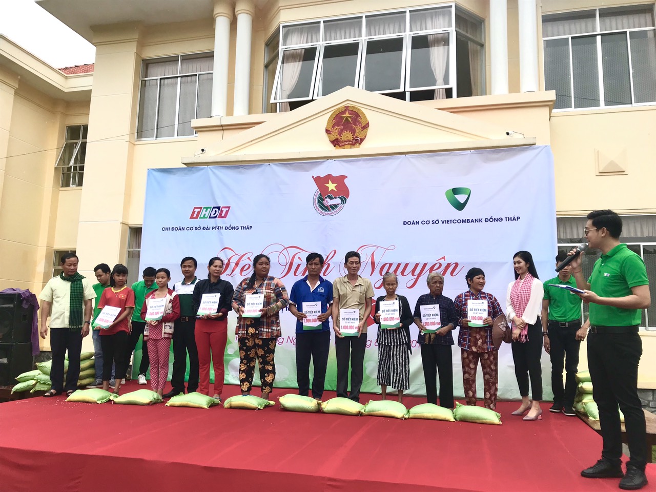 Đoàn thanh niên Vietcombank Đồng Tháp tổ chức chương trình Nghĩa tình vùng biên giới