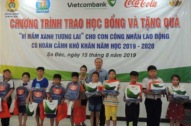 Vietcombank Đồng Tháp trao 100 phần quà cho con của công nhân lao động có hoàn cảnh khó khăn