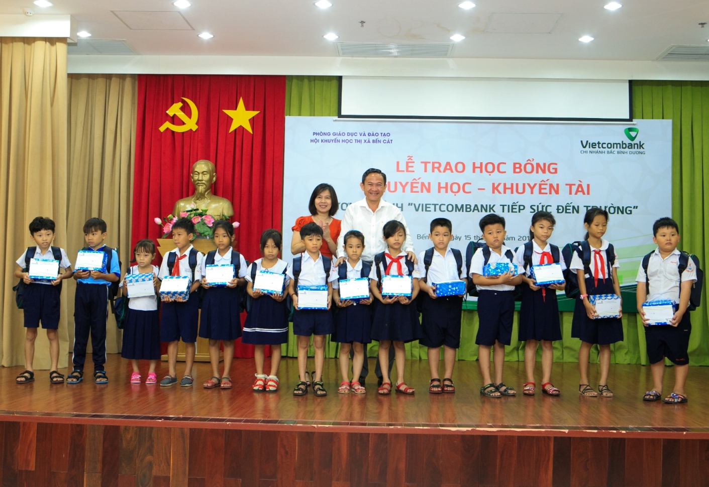 Vietcombank Bắc Bình Dương tặng 235 phần quà và học bổng cho các học sinh nghèo vượt khó tại Ngày hội “Vietcombank tiếp sức đến trường” 